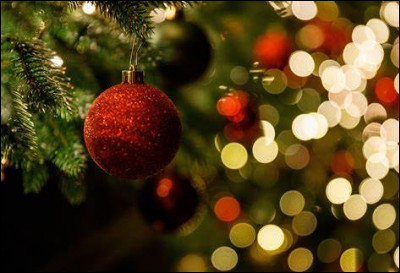 Où peut-on acheter des objets décoratifs de Noël et boire du vin chaud, dans de nombreuses villes du monde à l'occasion de Noël ?