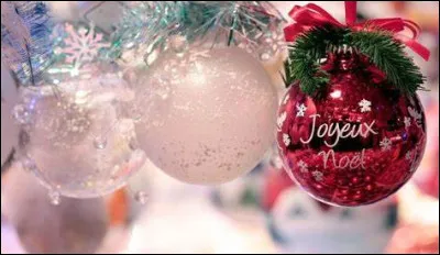 Que décore-t-on avec des boules et des guirlandes ?