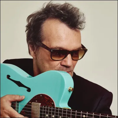 Quelle chanson a fait connaitre le chanteur Axel Bauer ?