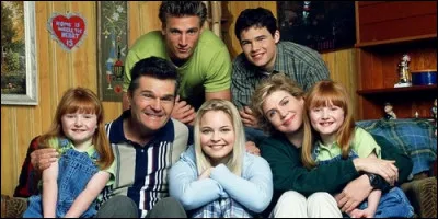 Dans "C'est pas ma faute !", qui tente désespéramment de trouver sa place au sein de la grande famille Stage ?