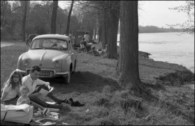 "Un dimanche à la campagne" pourrait être le titre de ce cliché. Quelle auto apparaît sur celui-ci ?