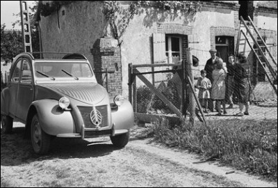 Cette auto est associée aux Trente Glorieuses. Sortie en 1948, elle sera produite jusqu'en 1992. Quel est ce véhicule du patrimoine industriel français ?