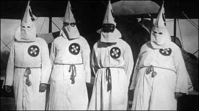 Dans laquelle de ces organisations les membres sont-ils entièrement vêtus de blanc ?