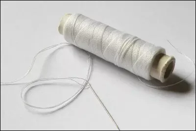 Si on dit d'un film ou d'un livre qu'il est cousu de fil blanc, ceci veut dire...