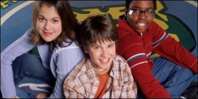 Dans "Ned ou Comment survivre aux études", les deux meilleurs amis de Ned se nomment Maze et Caïn.