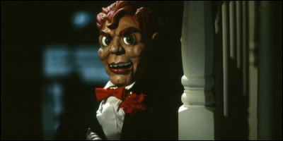 Cette marionnette est issue de la série "Chucky".