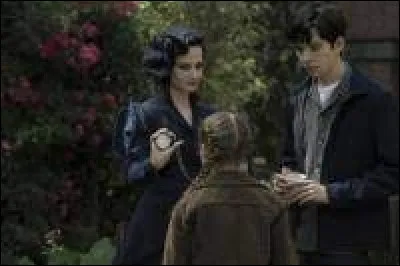 Quand Fiona arrive pour dire &agrave; Miss Peregrine que c'est l'heure de manger, Miss Peregrine lui fait remarquer qu'elle a du retard, mais combien de temps exactement ?