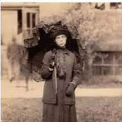 "Mes petites ombrunes ! Me voici, me voil&agrave; !" Qui prononce ces paroles ?