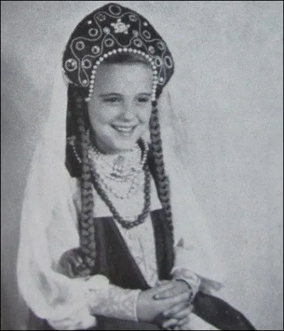 Dans quel pays est née Xenia Sfiri ?