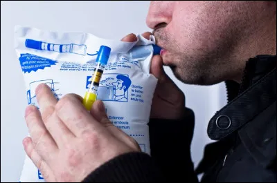 Quel est le nom scientifique du ballon dans lequel les gendarmes nous font gentiment souffler ?