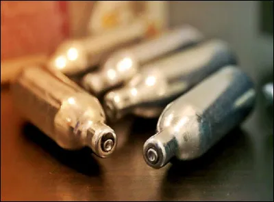 Quelle substance est inhalée (par les jeunes surtout) dans ces ballons ?