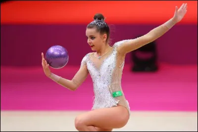 Dans quelle discipline sportive individuelle qui n'est pratiquée que par les femmes se sert-on d'un ballon ?