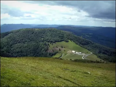 Dans quelle région appelle-t-on les sommets arrondis ''ballons'' ?