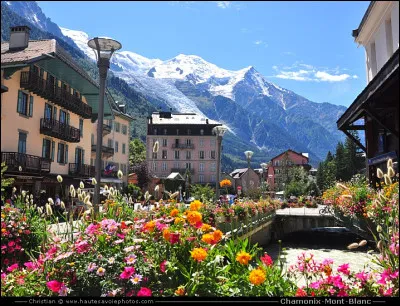 Au 23 juillet 2010, la ville de Chamonix est jumelée avec plusieurs villes, dont une ville...