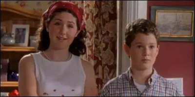 En quoi le sorcier transforme Eddie dans "La double vie d'Eddie McDowd" ?