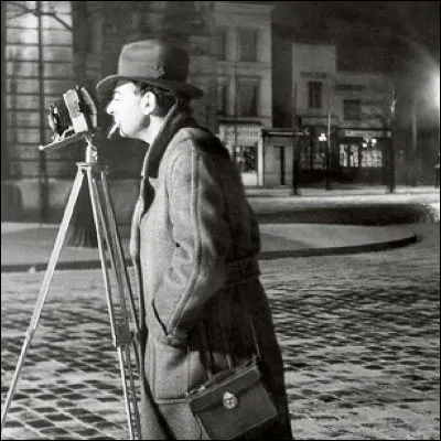 Quel art le photographe Brassa&iuml; met-il &agrave; l�honneur dans un livre &eacute;ponyme de 1960, faisant de lui l�un des premiers &agrave; le qualifier d�art ?