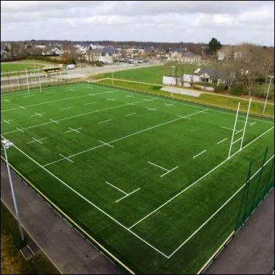 Qu�a invent&eacute; Edwin Beard Budding en 1831 pour l�entretien des terrains de sport ?