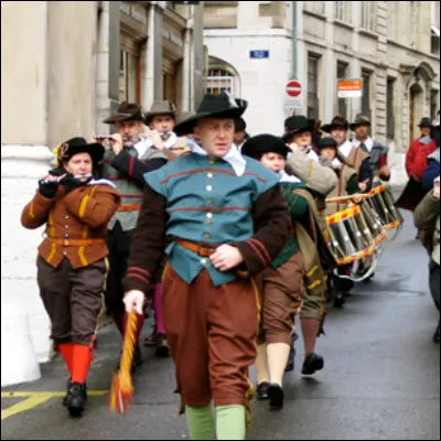 Quel r&eacute;cipient de cuisson en chocolat est-il de coutume de manger lors de la f&ecirc;te de l�Escalade &agrave; Gen&egrave;ve ?