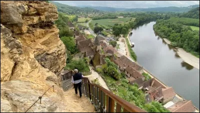 Voici un fort creusé dans la roche au XIIe siècle. Au bord de quel fleuve peut-on l'admirer ?