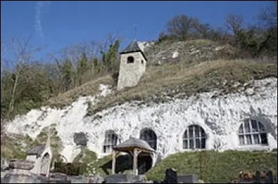 Voici une église creusée dans la craie et située à Haute-Isle. Dans quelle région peut-on la visiter ?