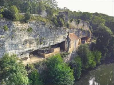 Le village troglodytique de la Madeleine comporte jusqu'a sept niveaux dans la falaise. Où peut-on visiter ce site unique en France ?