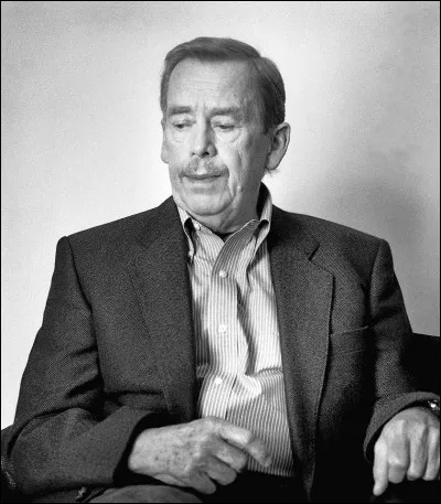 Qui est ce dramaturge, élu président de la République tchécoslovaque en 1989 ?