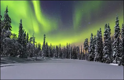 De quelle couleur est la croix du drapeau finlandais  ?