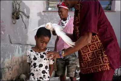 Culture : Comment se nomme cette religion originaire de Cuba et dérivée de la religion africaine Yoruba ?