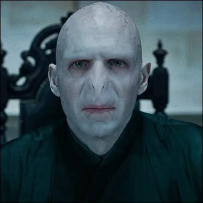 Dans le livre, de quelle couleur sont les yeux de Voldemort ?