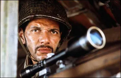 Lequel de ces hommes joue dans "Roubaix, une lumière" ?