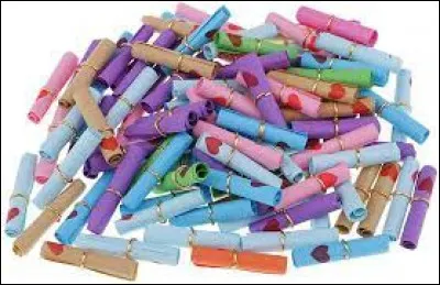 Dans l'émission "Les Petits Papiers de Noël", diffusée sur FR3 entre 1975 et 1985, que pouvait-on trouver sur les petits papiers récoltés ?