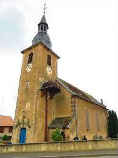 Nous sommes dans le Grand-Est, &agrave; Bettborn, devant l'&eacute;glise Saint-R&eacute;mi. Village du Pays de Sarrebourg, il se situe dans le d&eacute;partement ...