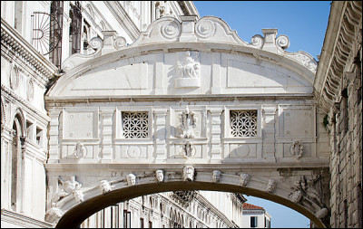 Dans quelle ville italienne peut-on admirer ''Le pont des Soupirs'' ?