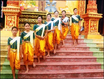Culture : Comment se nomme l'habit traditionnel cambodgien ?