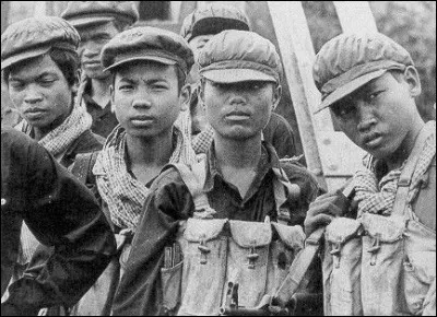 Histoire : Quelle couleur était associée au Khmers, ce mouvement politique et militaire cambodgien, ultranationaliste et communiste radical d'inspiration maoïste, qui a dirigé le Cambodge de 1975 à 1979 ?