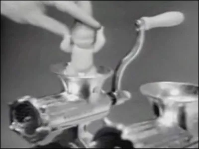 Quel réalisateur passait un faux bébé au hachoir à viande dans son émission télévisée ?