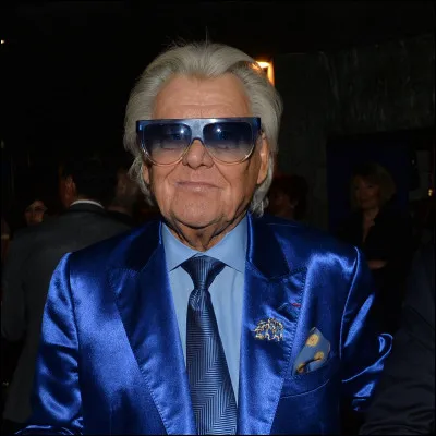 Qui est ce célèbre directeur de cabaret parisien, mort en 2020 et connu pour son look tout bleu ?