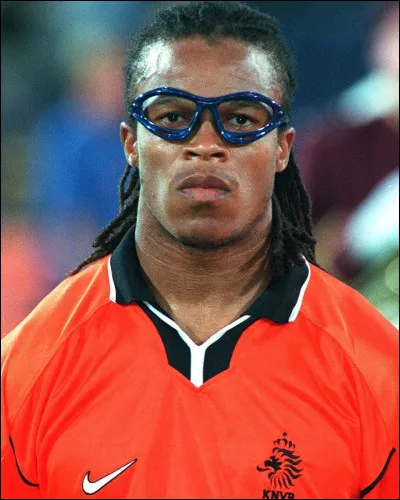 Qui est cet ancien footballeur néerlandais, célèbre pour jouer avec des lunettes ?
