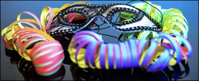 Je porte le nom d'un demi-masque noir, couvrant le pourtour des yeux :