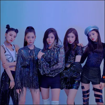 Avec qui est-elle proche dans le groupe ?