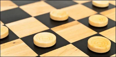 Selon les règles du jeu de dames international, combien un damier comporte-t-il de cases ?