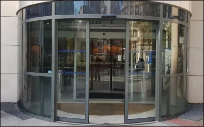 Où trouve-t-on souvent ce type de ''porte tambour'' ?