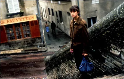 Quel cinéaste français a réalisé le film "La Petite Voleuse" (1988) avec Charlotte Gainsbourg ?
