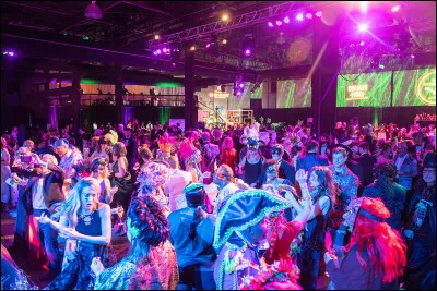 Aujourd'hui c'est un grand jour. Ce soir, c'est le bal de fin d'année. Tu dois te chercher une tenue pour ce soir. Choisis une tenue.