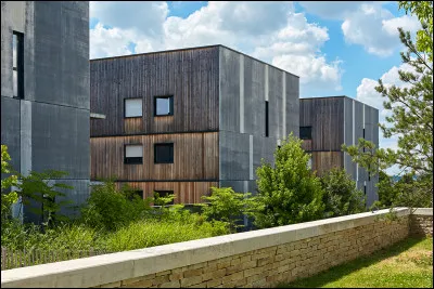 ... vite chercher tes affaires ! Passe par la ... et fais vite, le ... reprend dans cinq minutes !