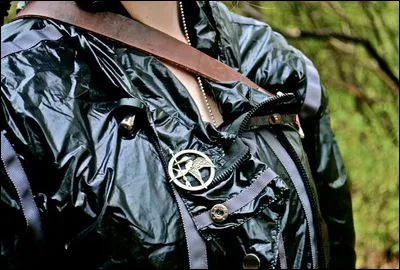 Dans le film Katniss achète sa broche du Geai Moqueur :