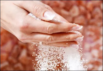 Selon la superstition, où doit-on jeter du sel pour que ça porte bonheur ?