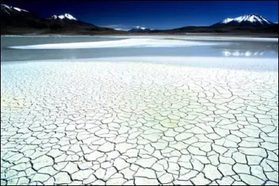 ''Le Salar de Uyuni'' est le plus vaste désert de sel du monde. Dans quel pays est-il situé, sachant que la capitale de ce pays est ''Sucre'' ?