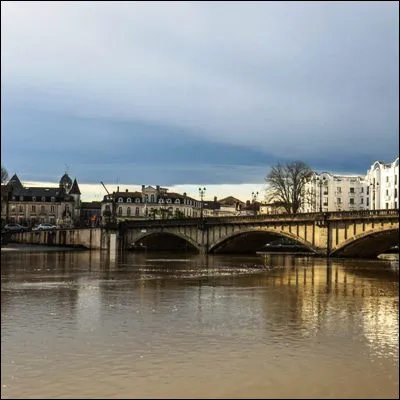 Quel fleuve français arrose les villes de Dax et Bayonne ?
