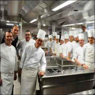 Quel chef cuisinier, auteur du "Guide culinaire" en 1903, a développé le concept de brigade culinaire ?